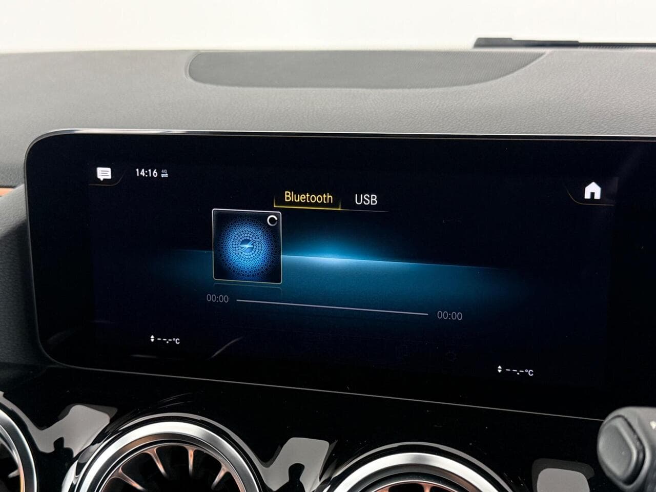 Mercedes-Benz GLA thumbnail Infotainment System