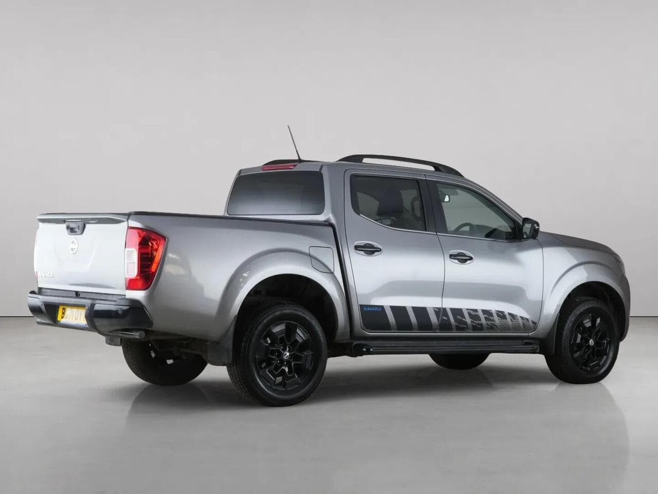 Nissan Navara thumbnail Rear Right