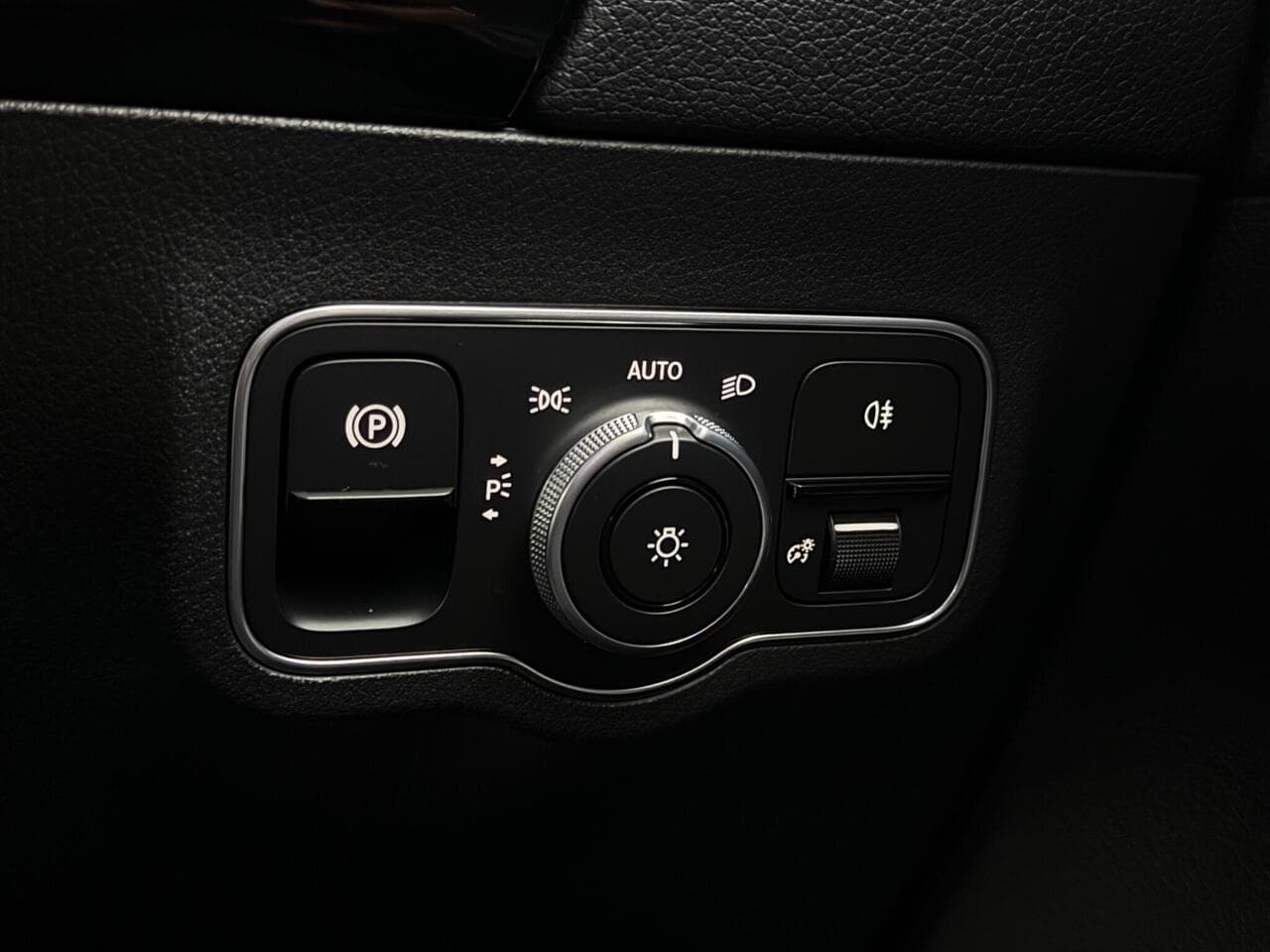 Mercedes-Benz GLA thumbnail Misc Controls