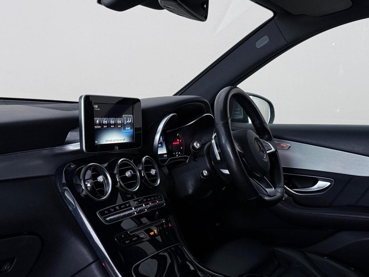 Mercedes-Benz GLC thumbnail Interior Front