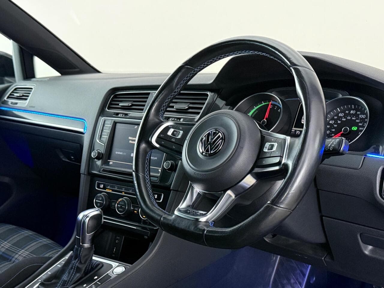 Volkswagen Golf thumbnail Interior Front