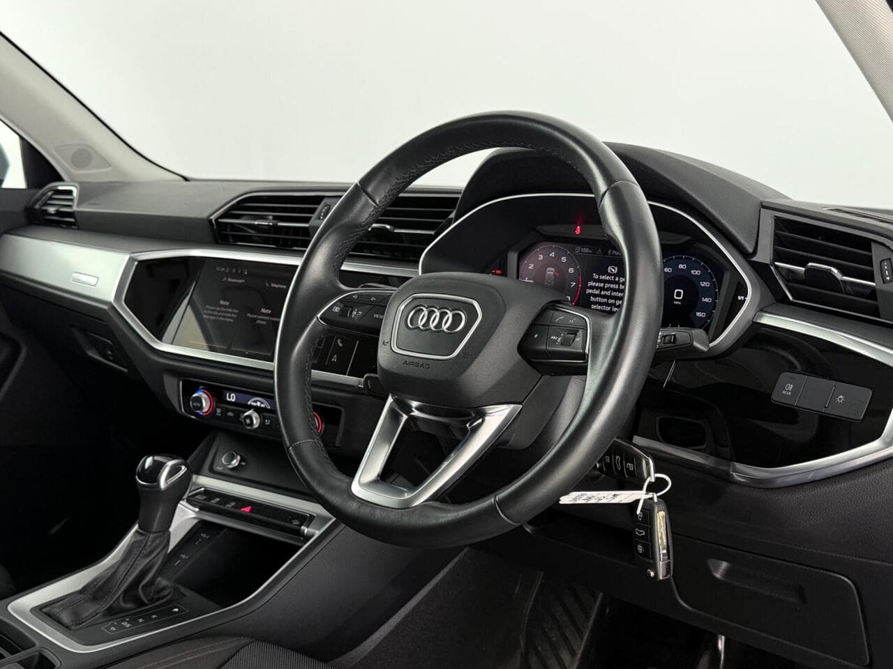 Audi Q3 thumbnail Interior Front
