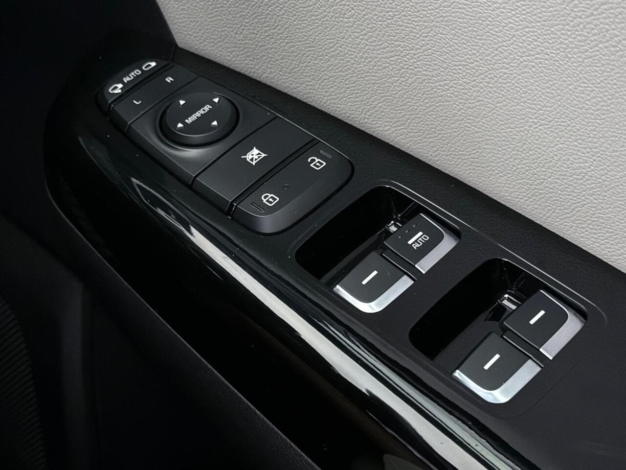 Kia Sportage thumbnail Misc Controls