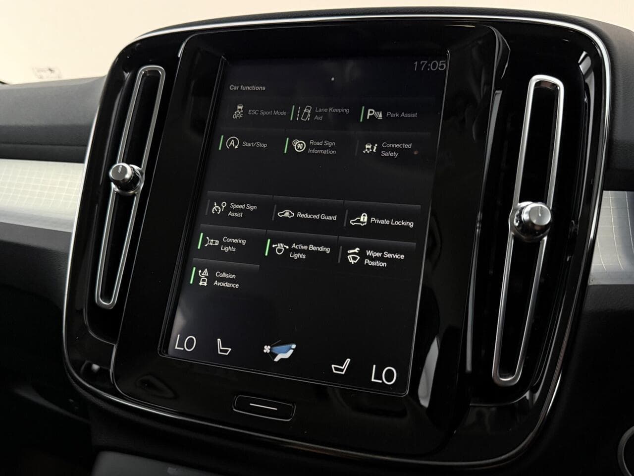 Volvo XC40 thumbnail Infotainment System