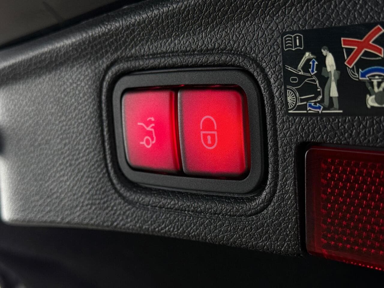 Mercedes-Benz C Class thumbnail Misc Controls