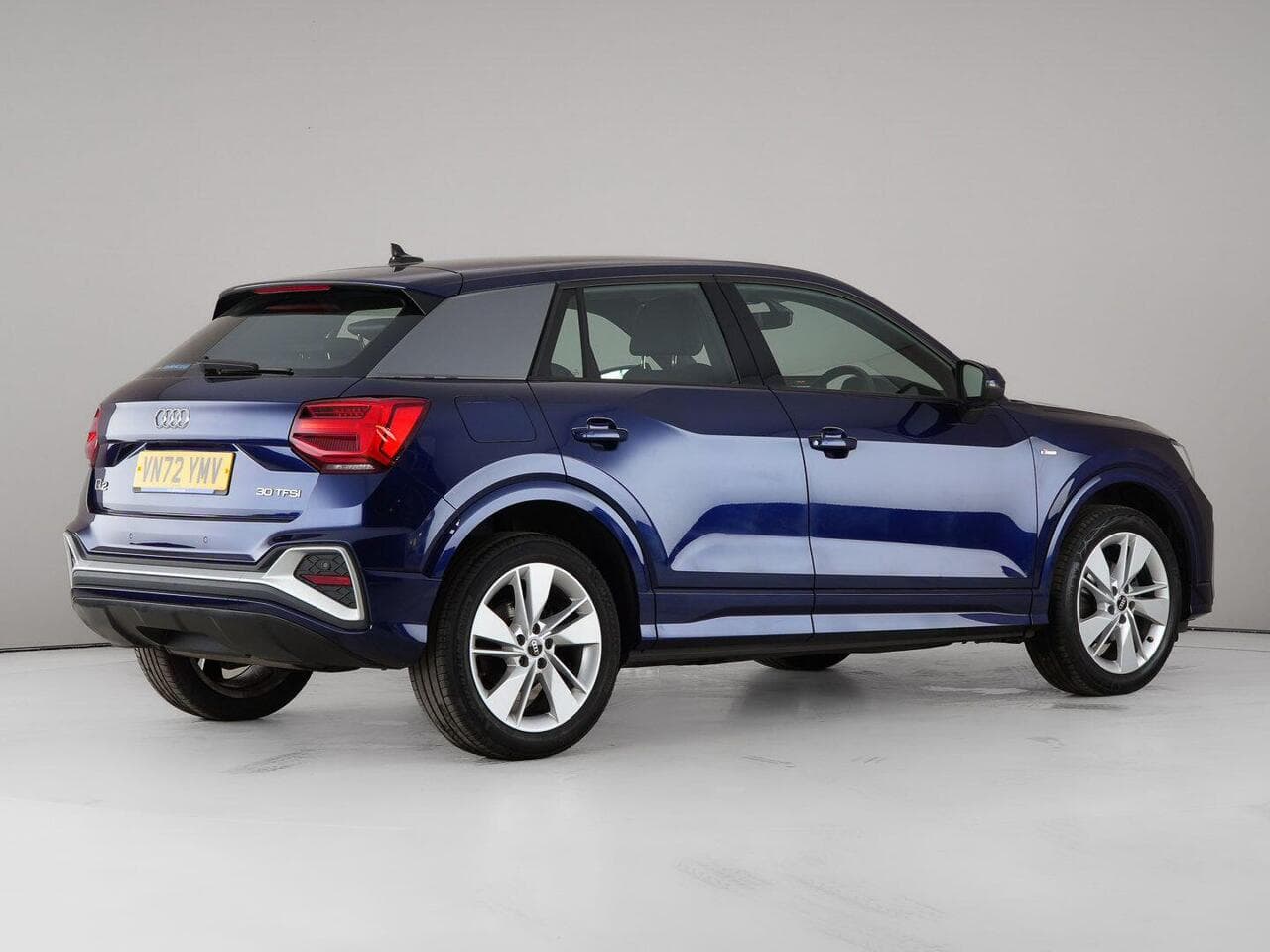 Audi Q2 thumbnail Side Right