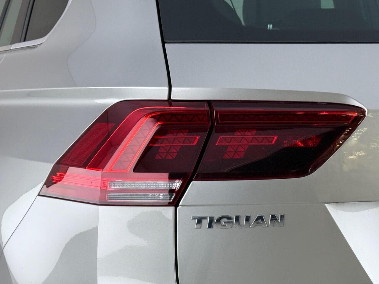 Volkswagen Tiguan thumbnail Lights Rear