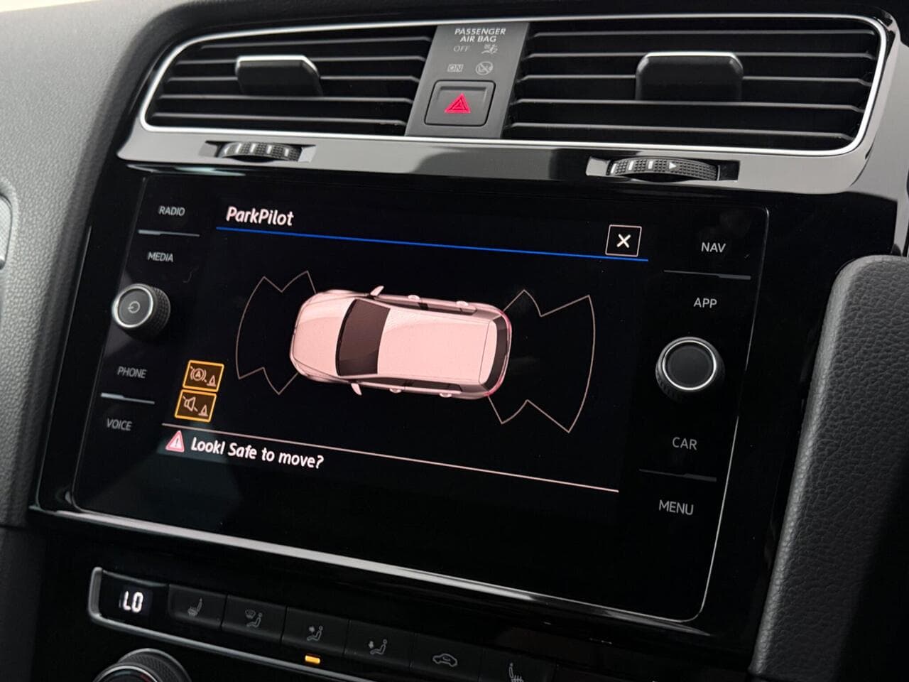 Volkswagen Golf thumbnail Infotainment System