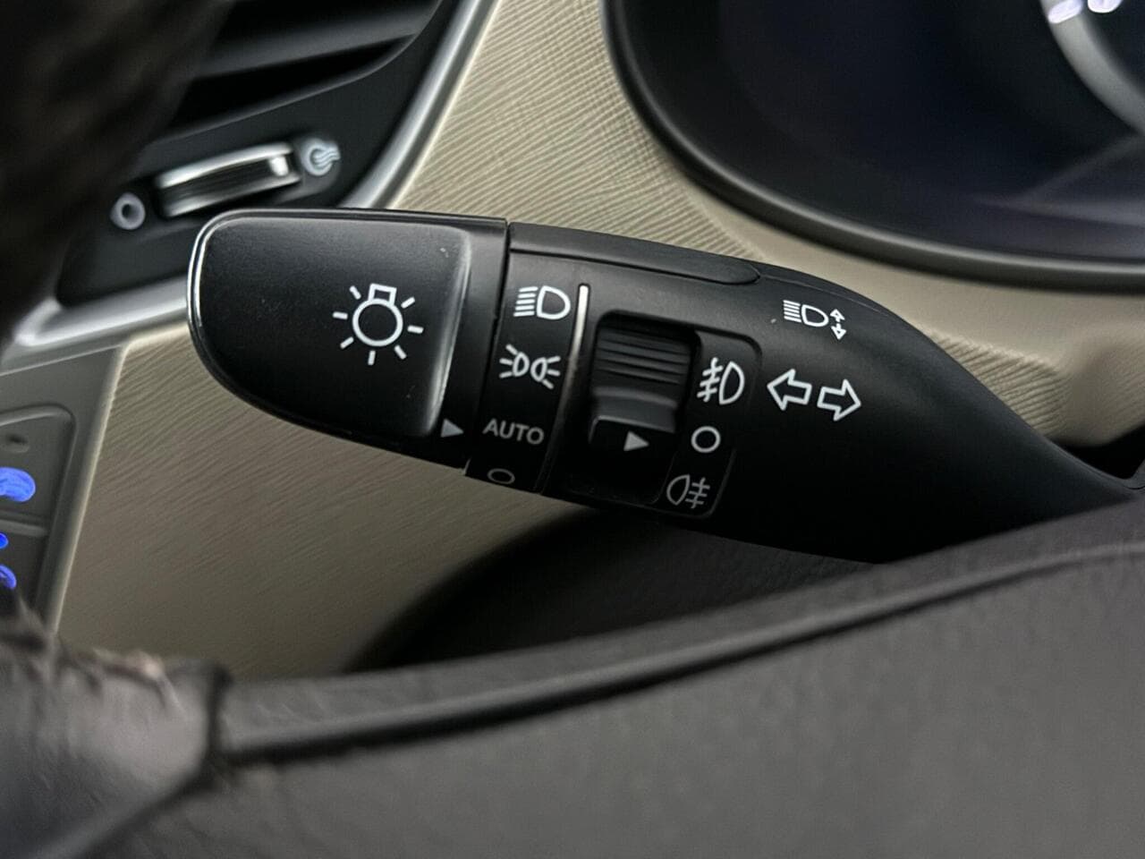 Hyundai Santa Fe thumbnail Misc Controls
