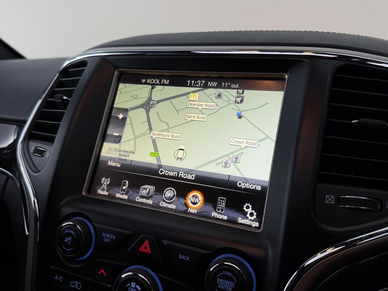 Jeep Grand Cherokee thumbnail Infotainment System