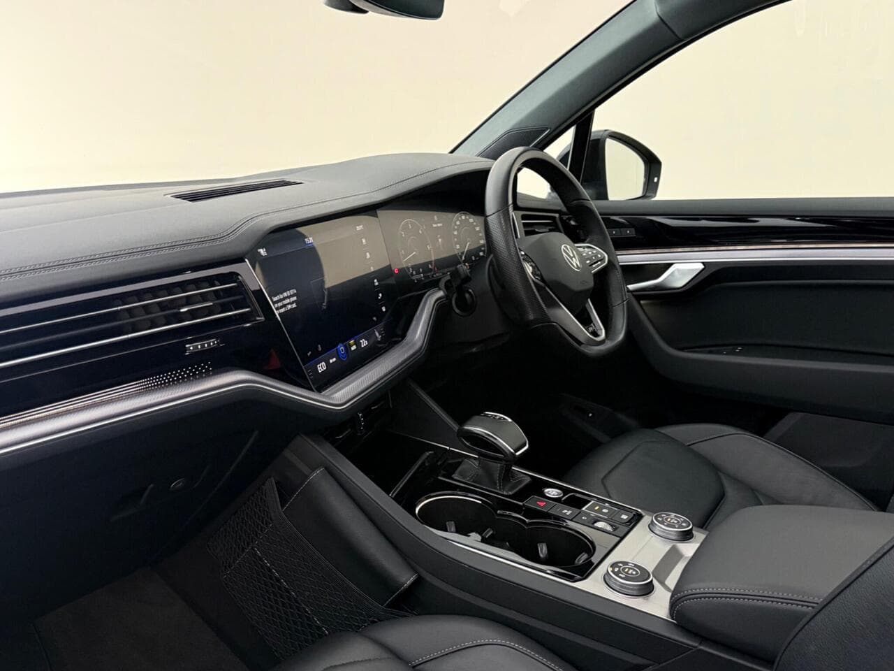 Volkswagen Touareg thumbnail Interior Front