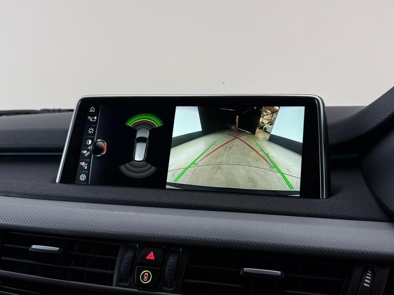 BMW X5 thumbnail Infotainment System