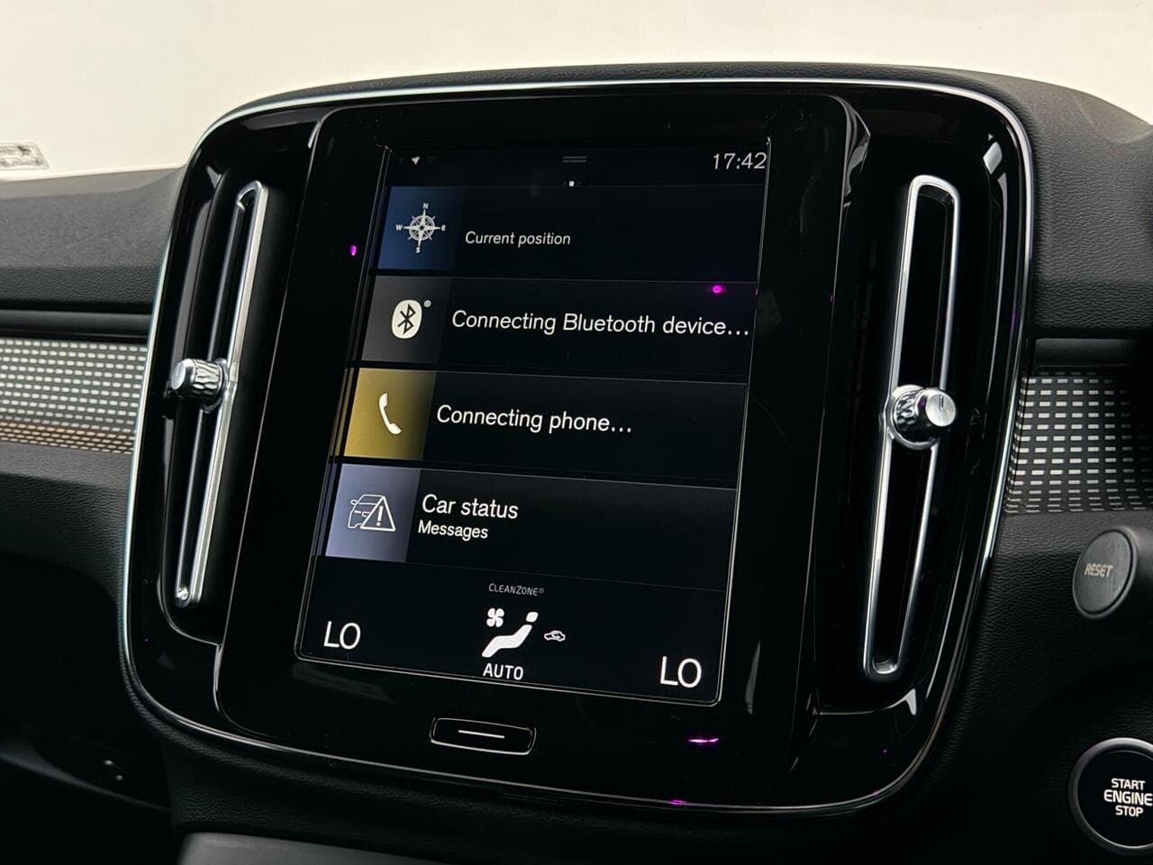 Volvo XC40 thumbnail Infotainment System