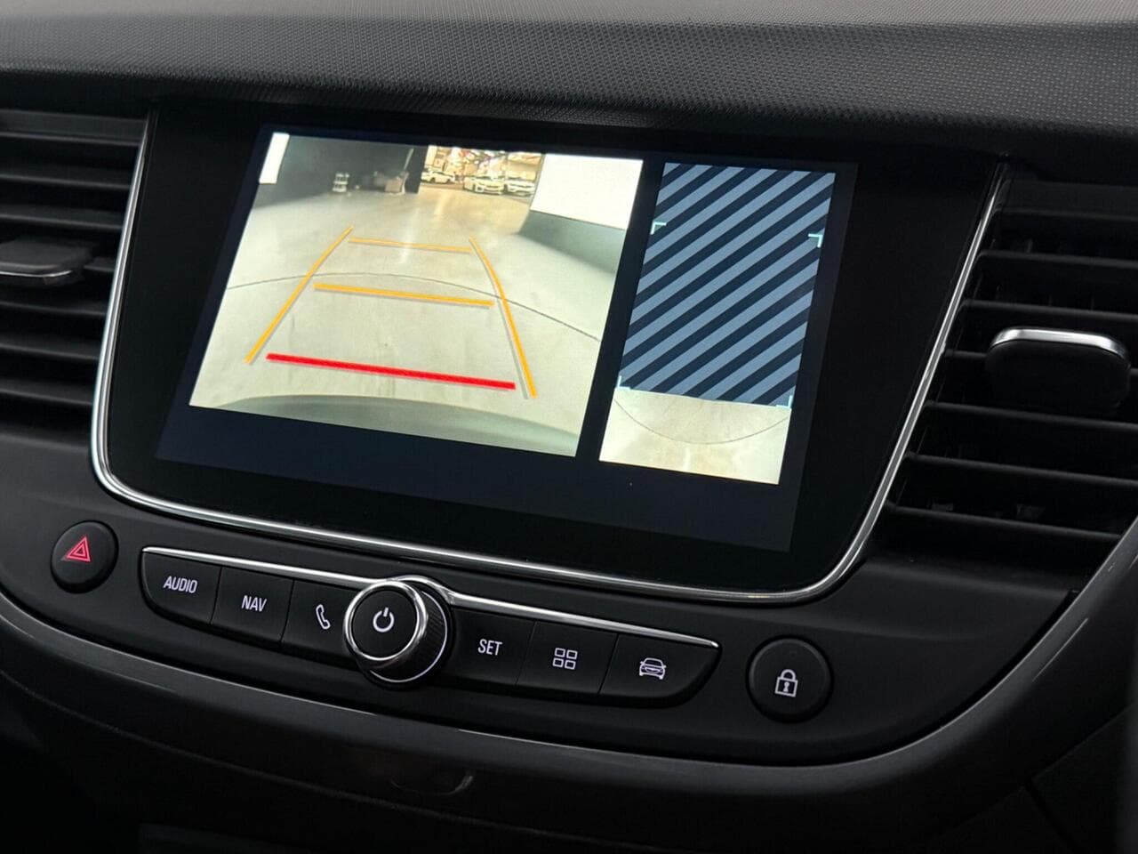 Vauxhall Crossland thumbnail Infotainment System