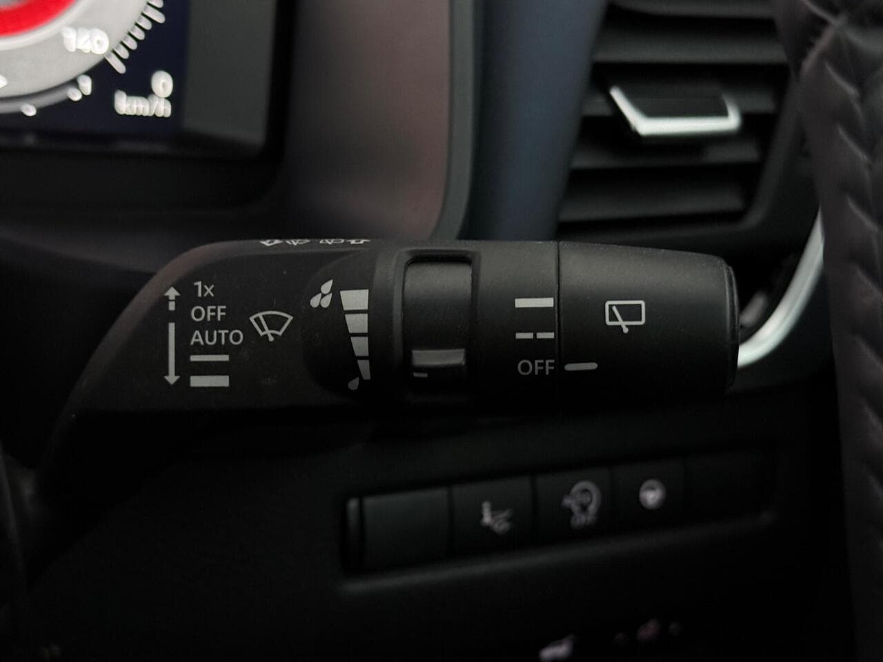 Nissan Qashqai thumbnail Misc Controls
