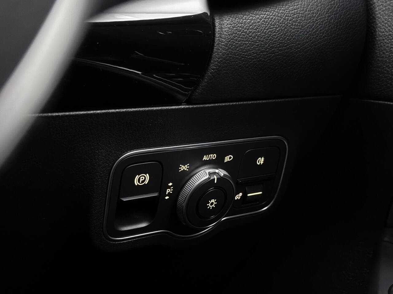 Mercedes-Benz GLA thumbnail Misc Controls