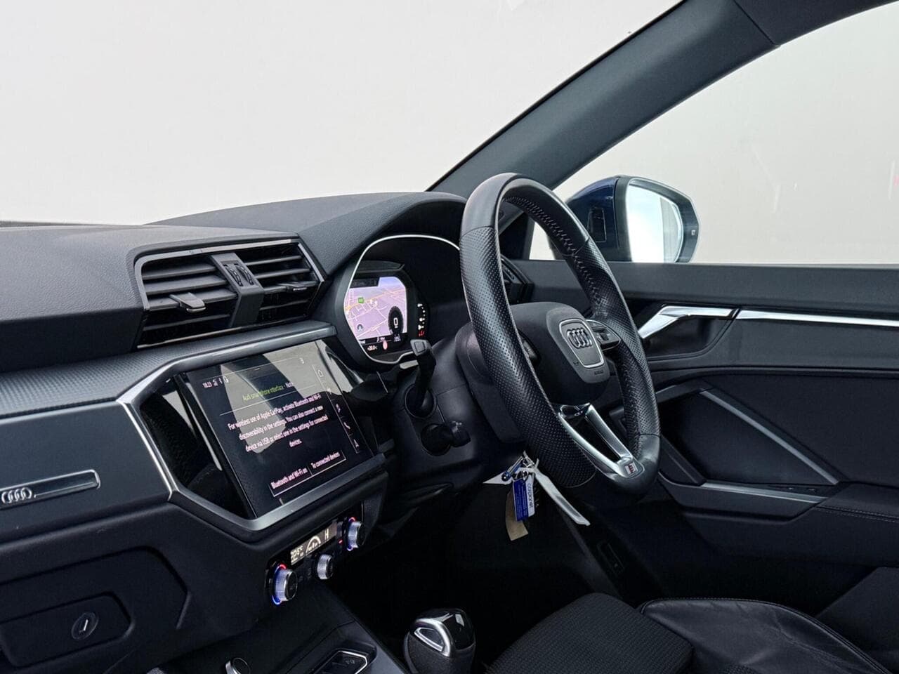 Audi Q3 thumbnail Interior Front