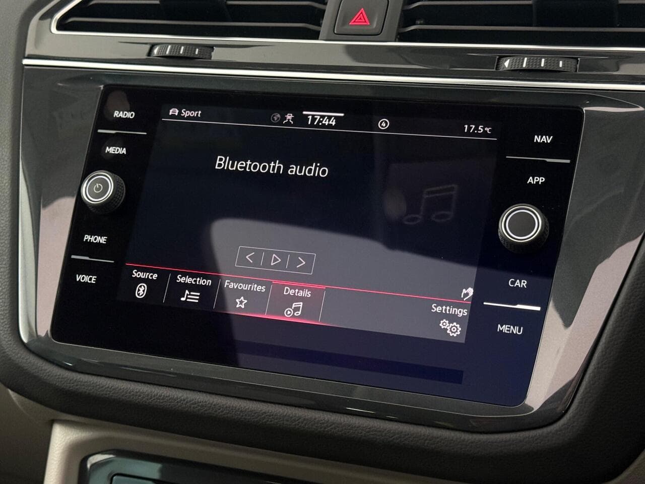Volkswagen Tiguan thumbnail Infotainment System