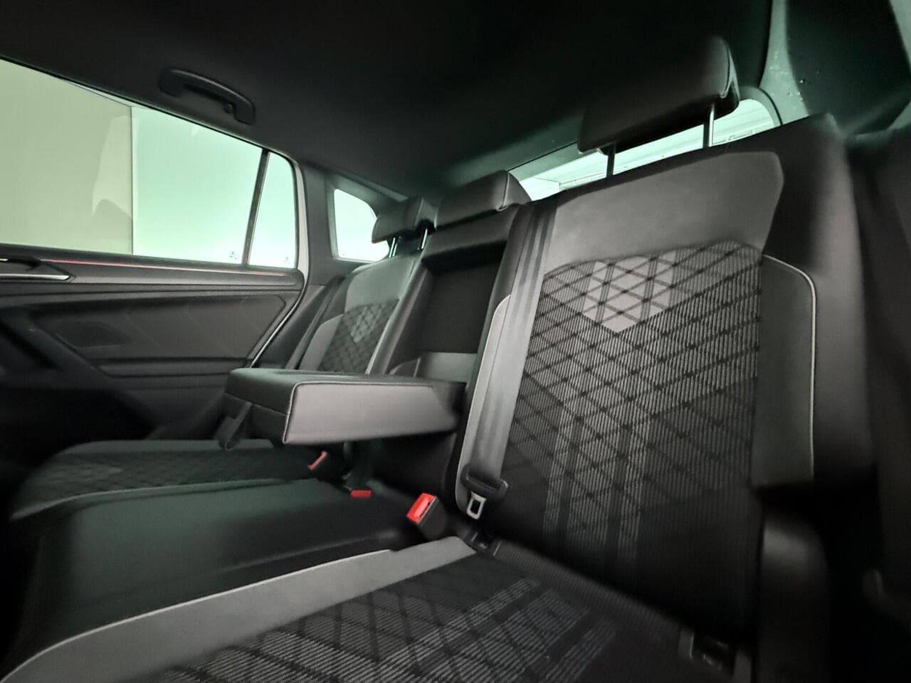 Volkswagen Tiguan thumbnail Seats Rear