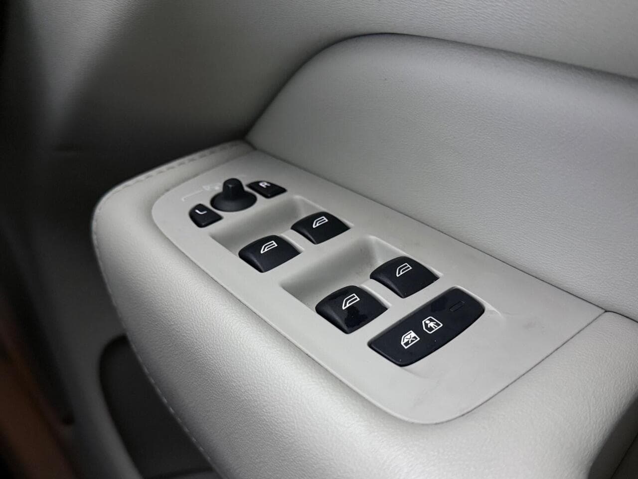Volvo XC60 thumbnail Misc Controls