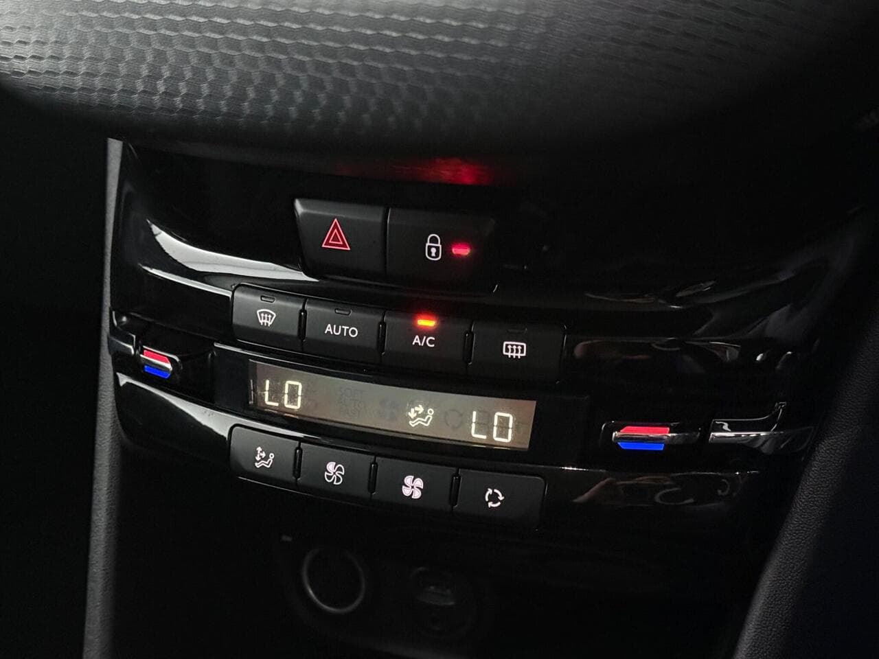 Peugeot 208 thumbnail Misc Controls
