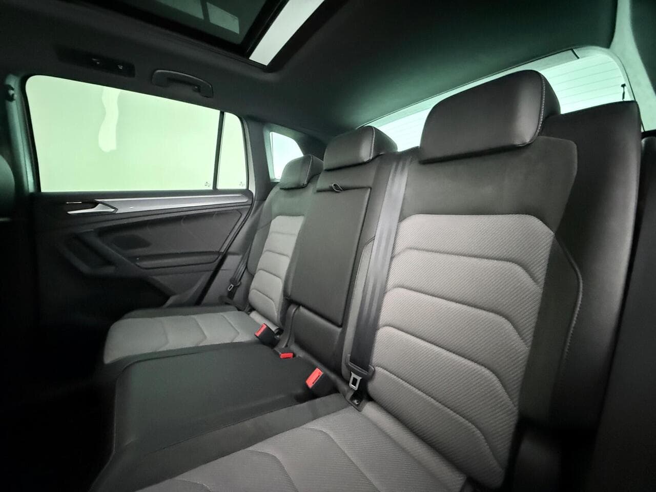 Volkswagen Tiguan thumbnail Seats Rear