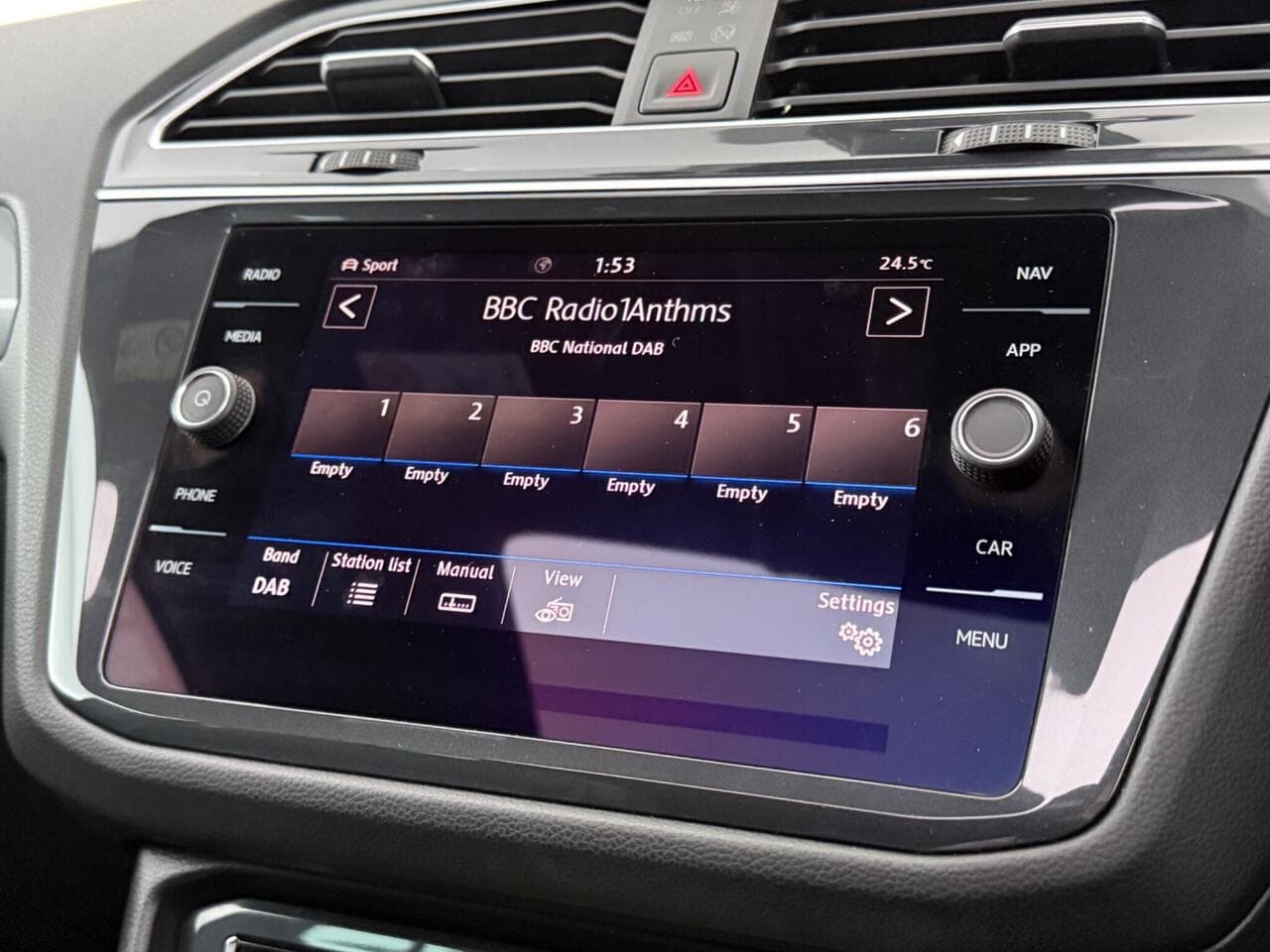 Volkswagen Tiguan thumbnail Infotainment System
