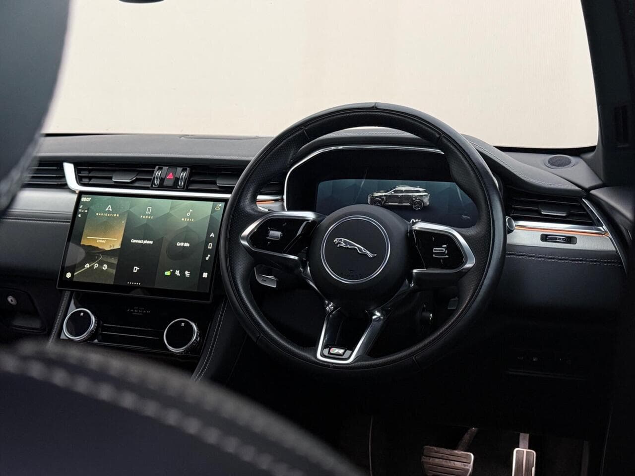 Jaguar F-PACE thumbnail Steering Wheel