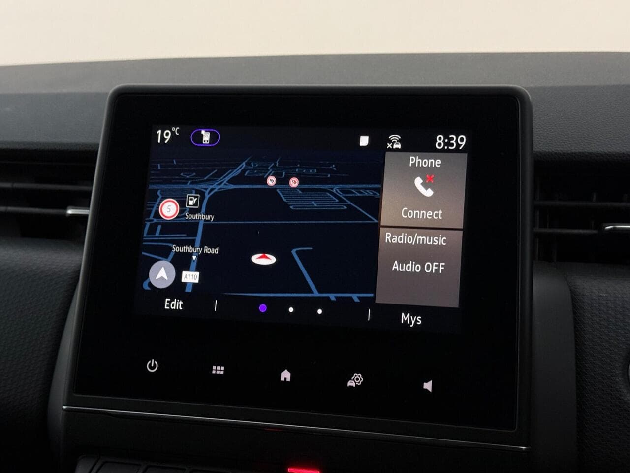 Renault Clio thumbnail Infotainment System
