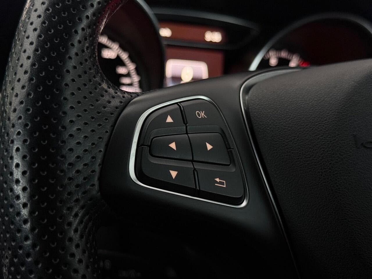 Mercedes-Benz GLA thumbnail Misc Controls