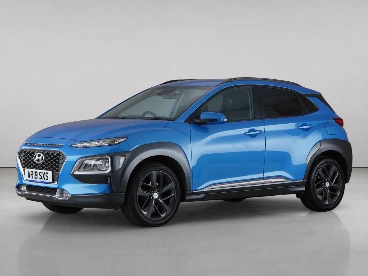 Hyundai KONA thumbnail Front Left