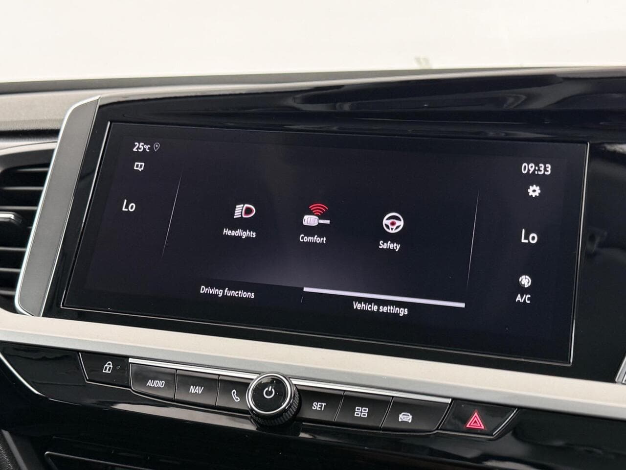 Vauxhall Grandland thumbnail Infotainment System