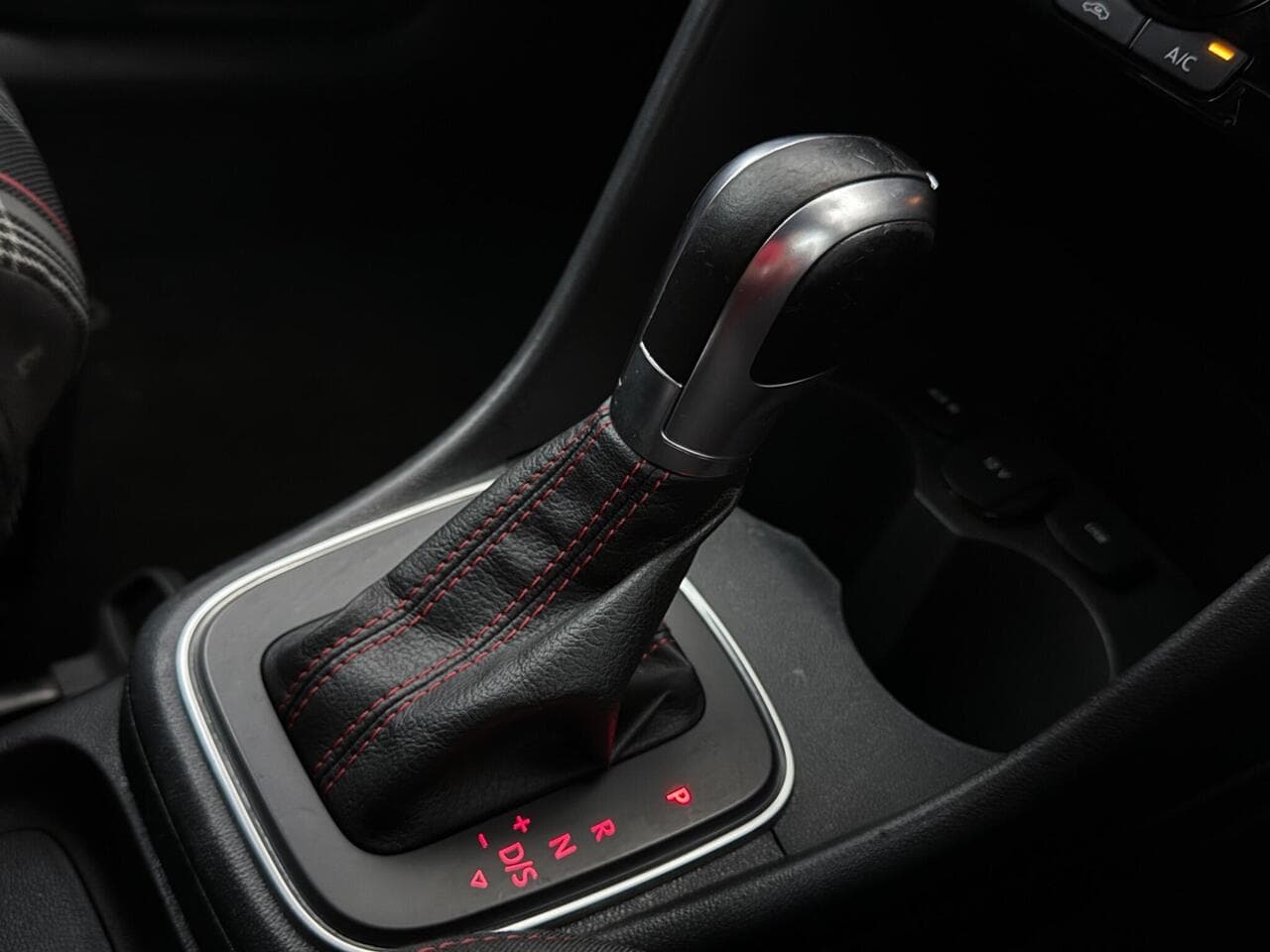Volkswagen Polo thumbnail Interior Front