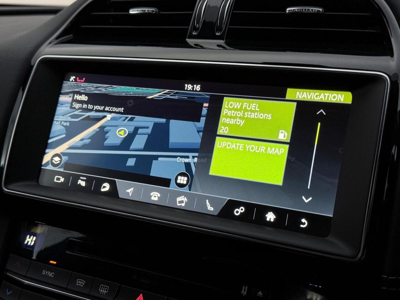 Jaguar F-PACE thumbnail Infotainment System