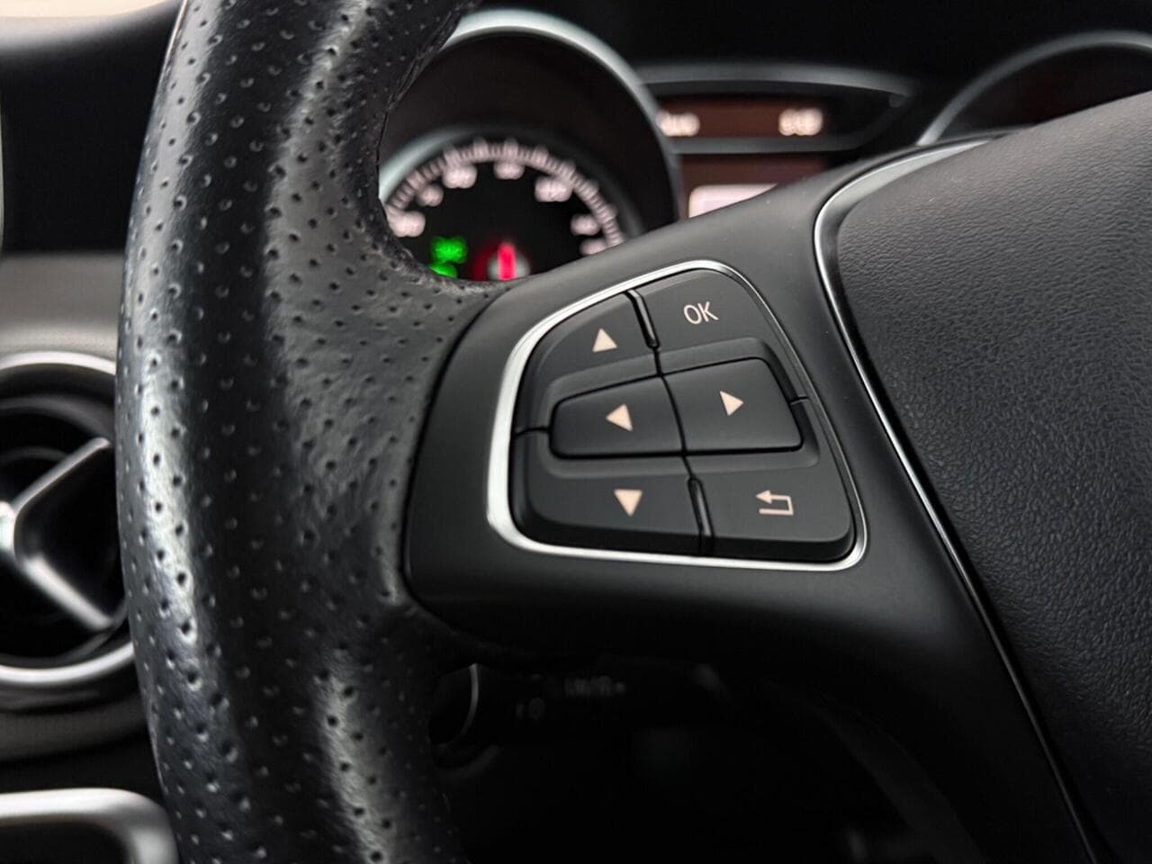 Mercedes-Benz GLA thumbnail Misc Controls