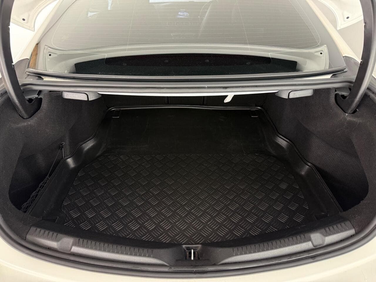 Mercedes-Benz E Class thumbnail Boot