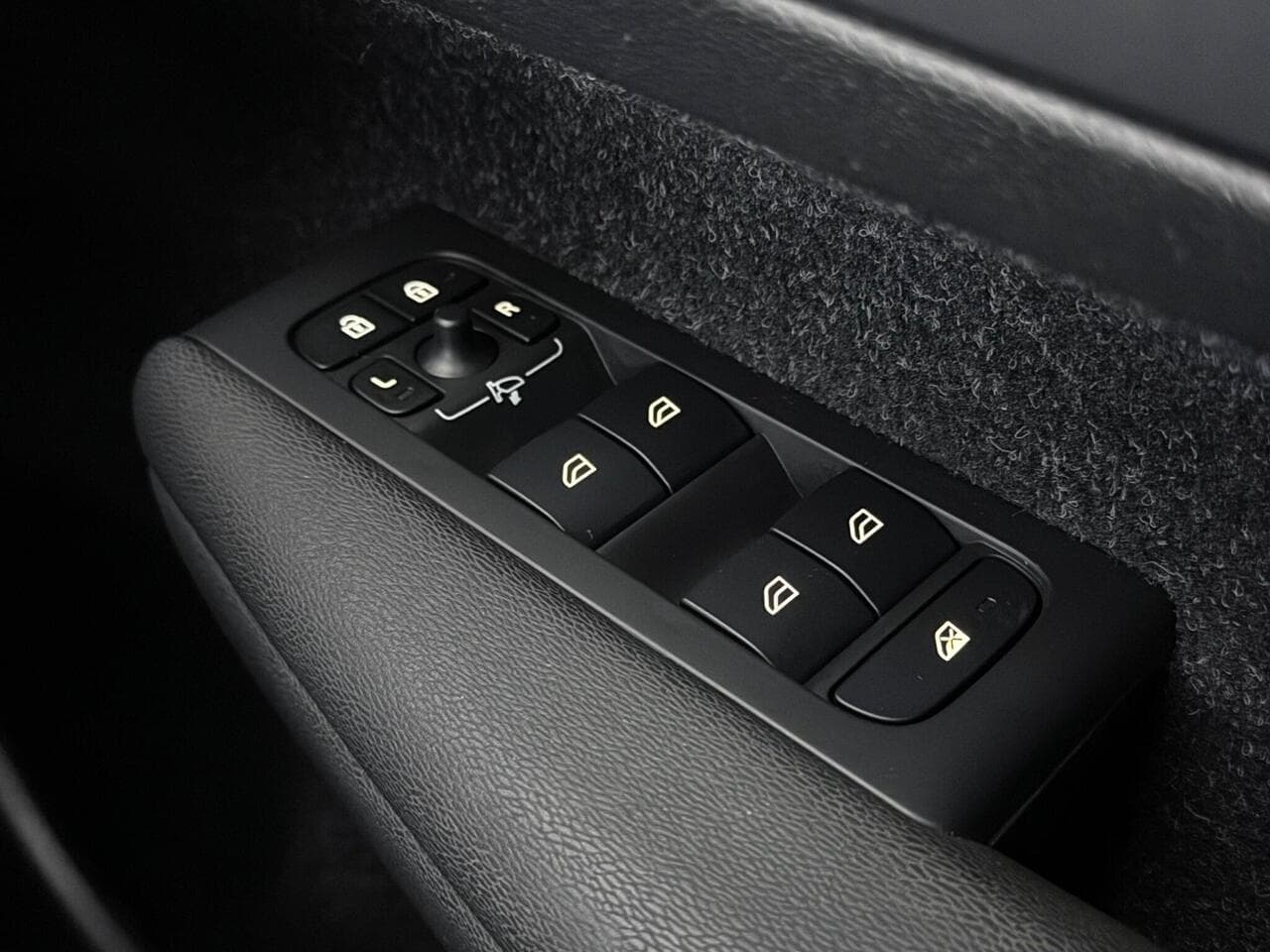 Volvo XC40 thumbnail Misc Controls