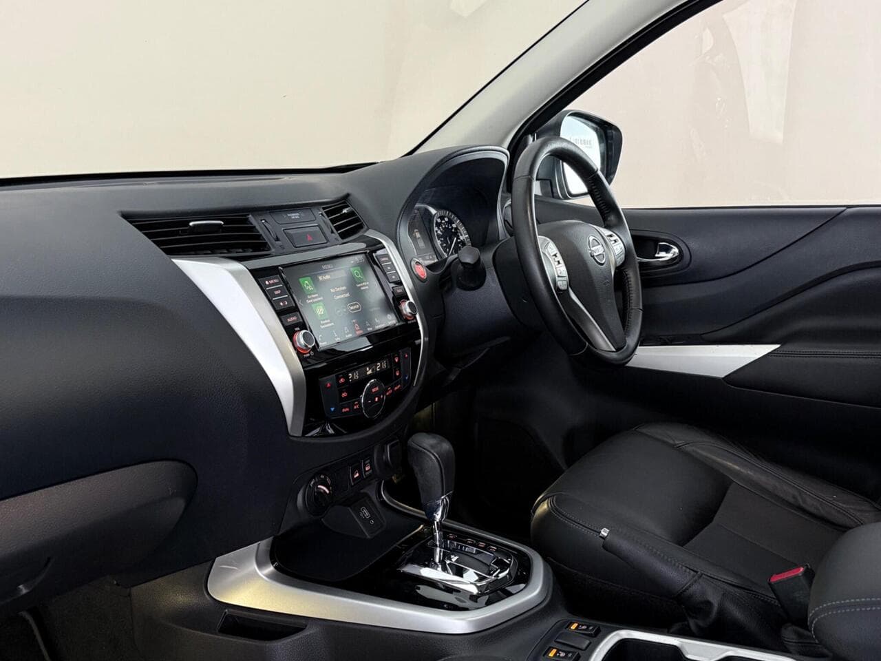 Nissan Navara thumbnail Interior Front