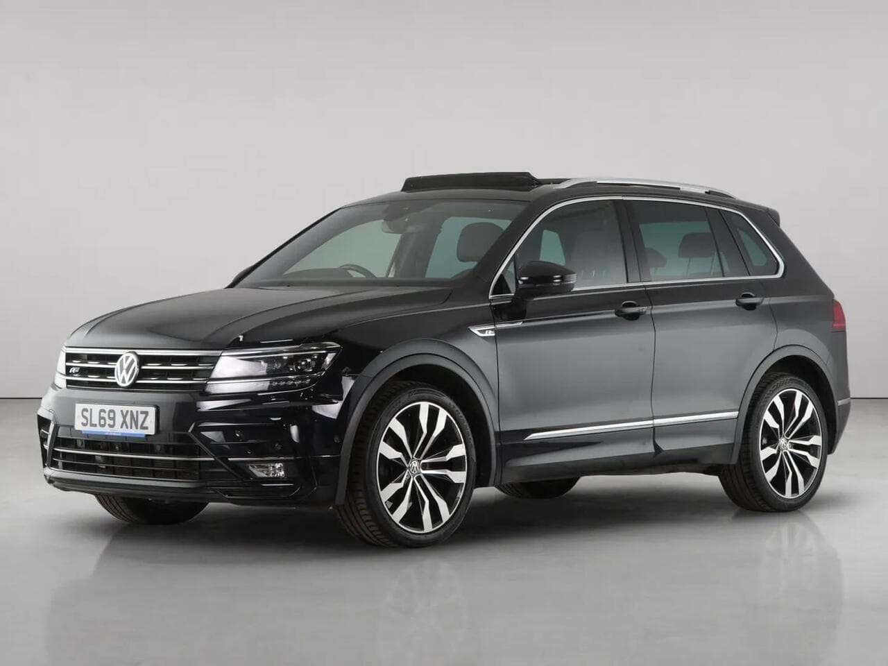 Volkswagen Tiguan thumbnail Front Left