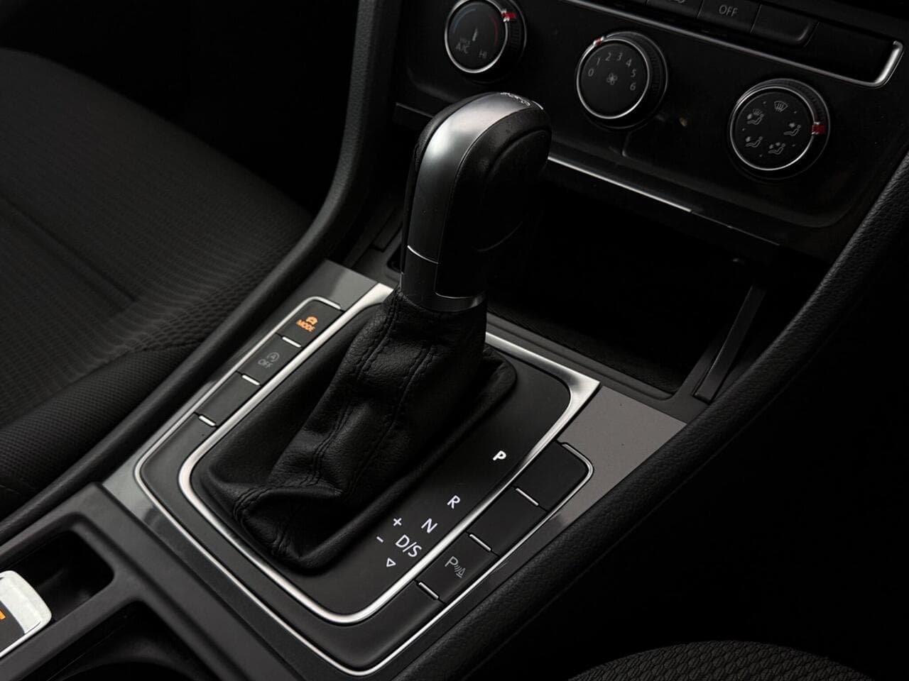 Volkswagen Golf thumbnail Interior Front