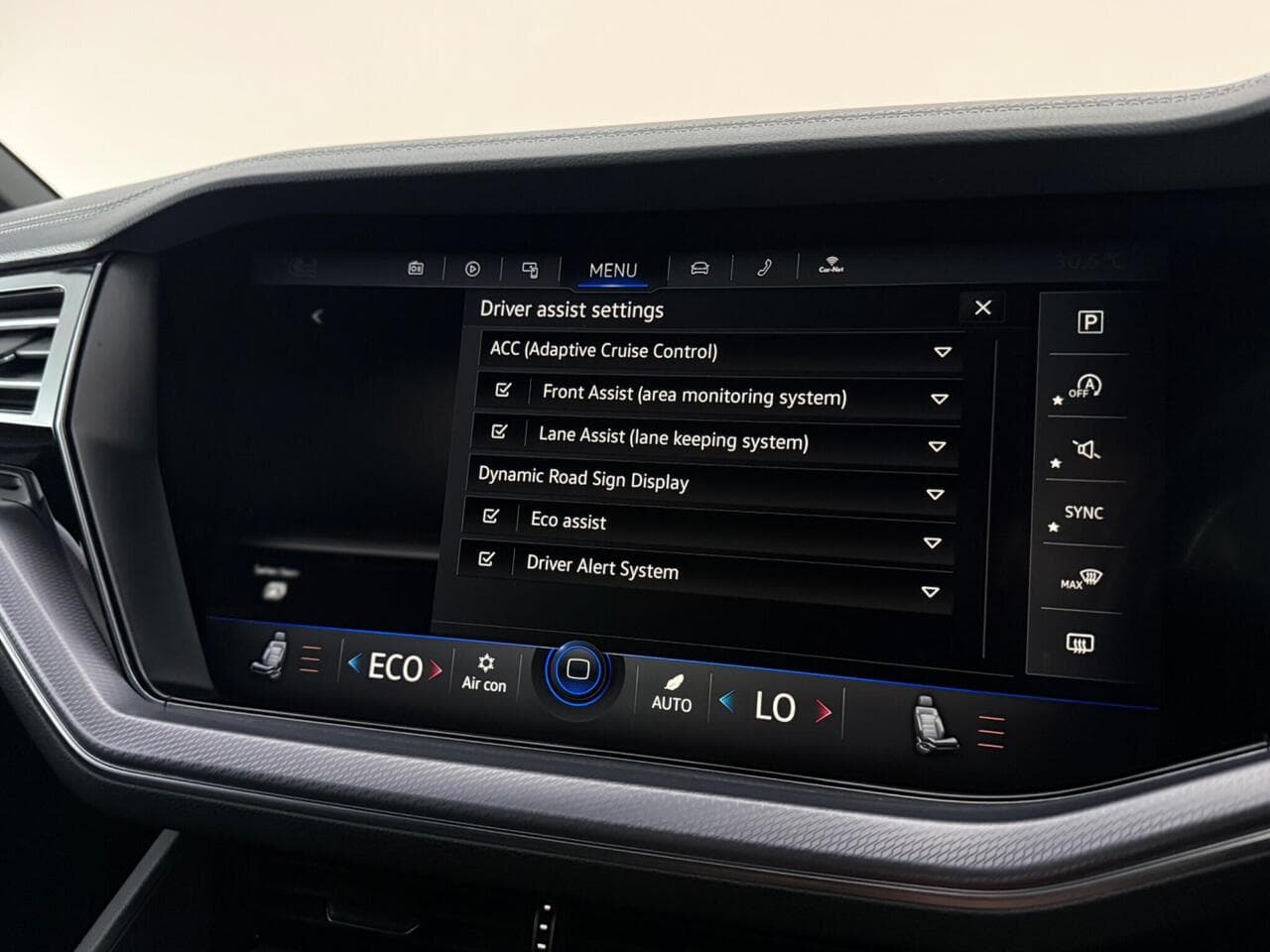 Volkswagen Touareg thumbnail Infotainment System