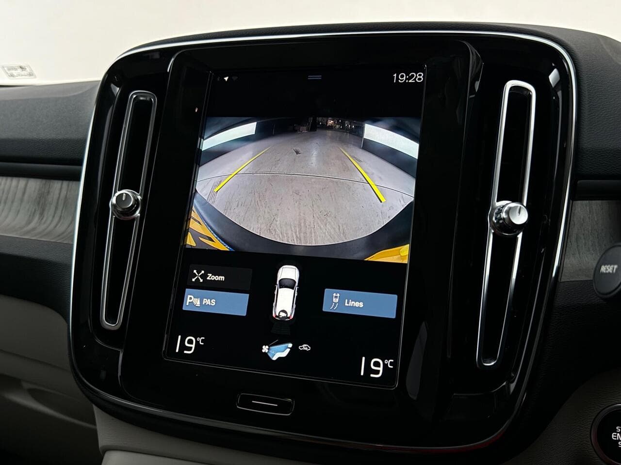 Volvo XC40 thumbnail Infotainment System