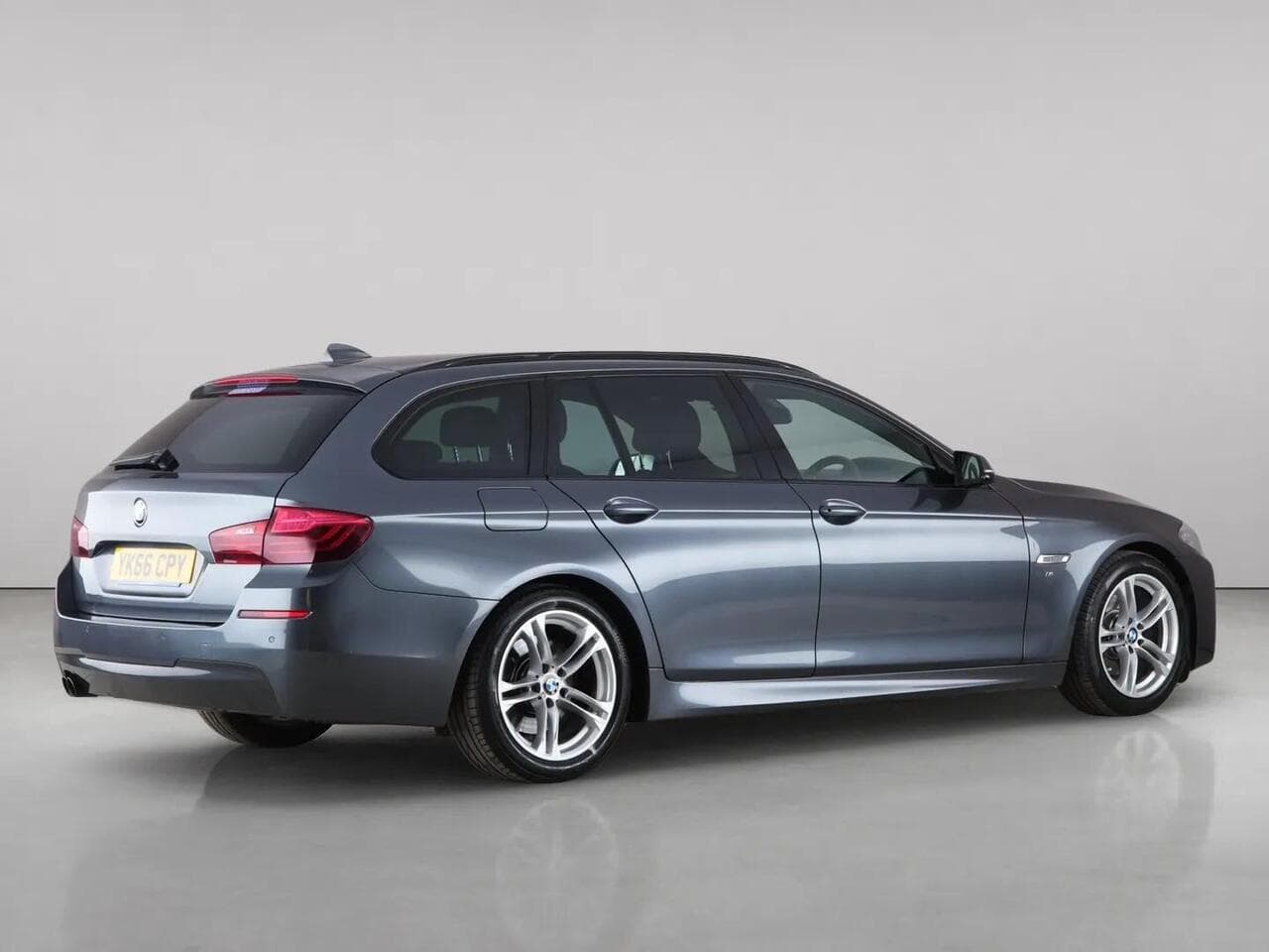 BMW 5 Series thumbnail Side Right