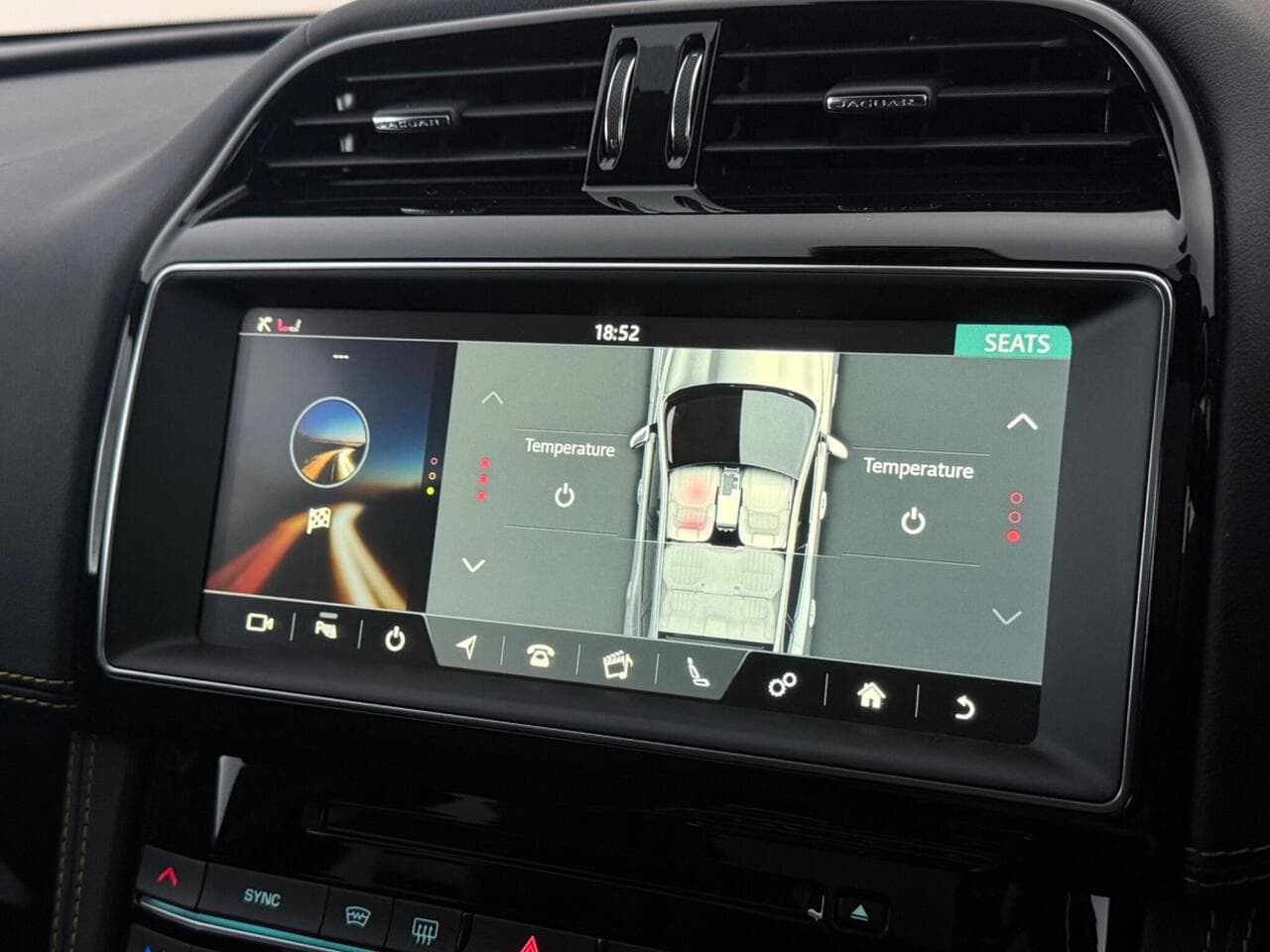 Jaguar F-PACE thumbnail Infotainment System