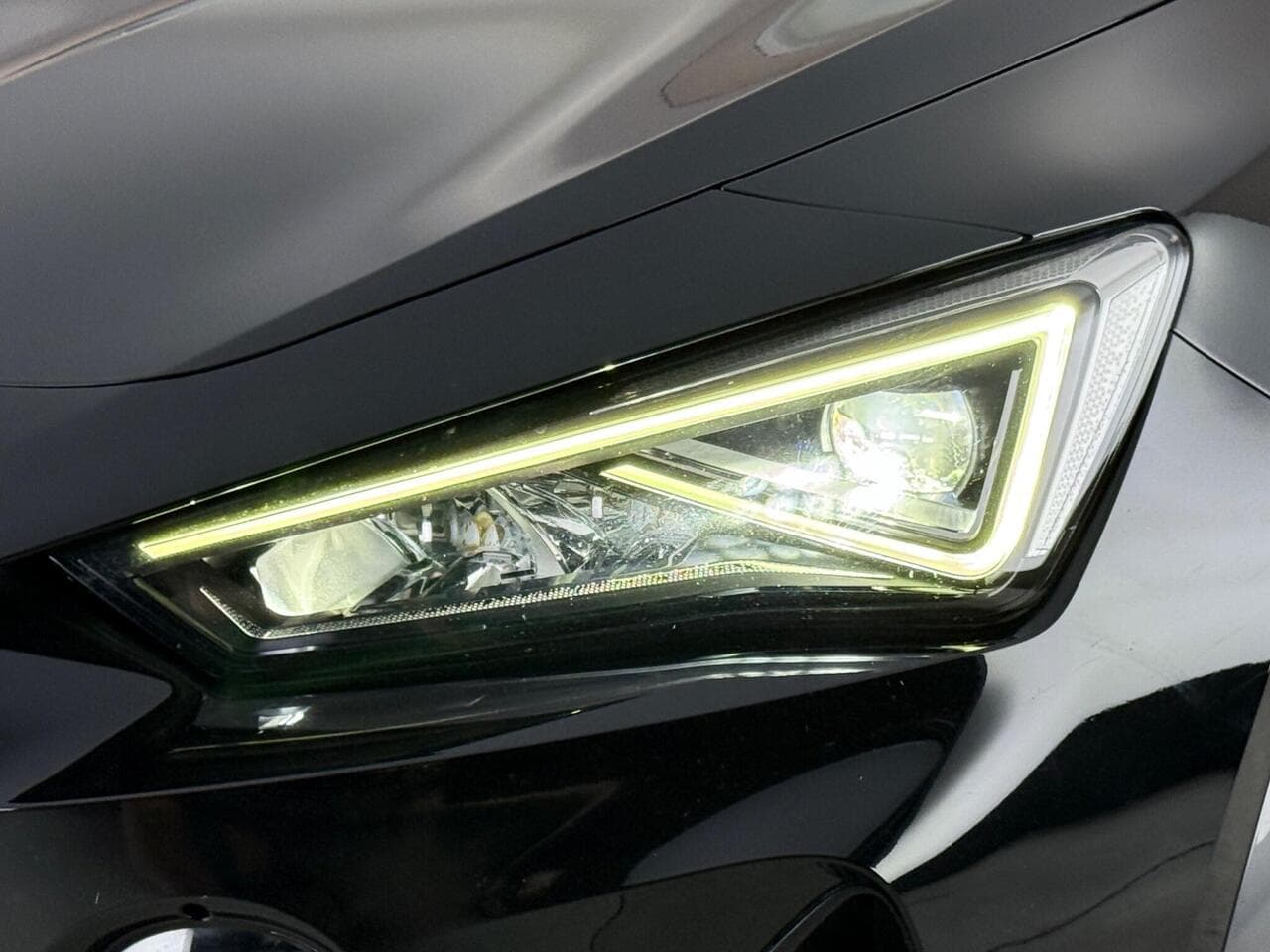CUPRA Formentor thumbnail Lights Front