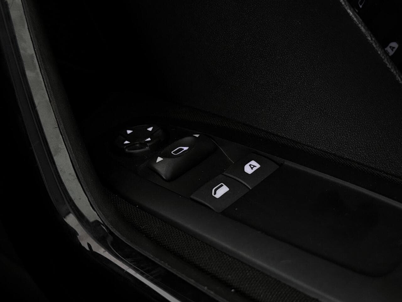 Peugeot 208 thumbnail Misc Controls