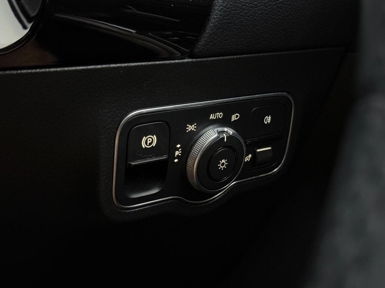 Mercedes-Benz GLA thumbnail Misc Controls