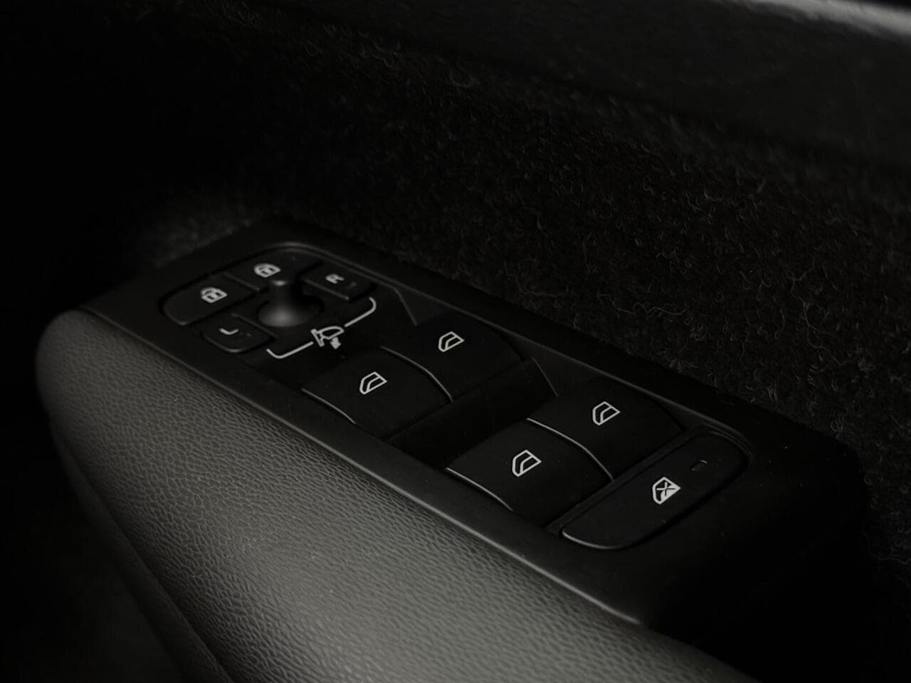 Volvo XC40 thumbnail Misc Controls