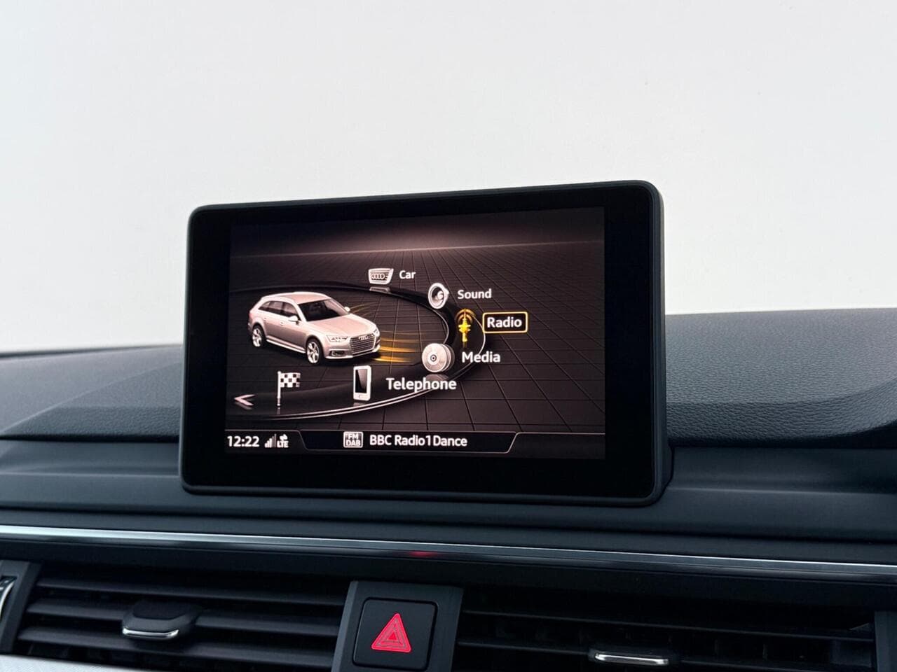 Audi A4 Avant thumbnail Infotainment System