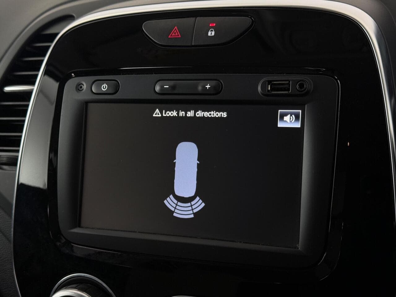 Renault Captur thumbnail Infotainment System